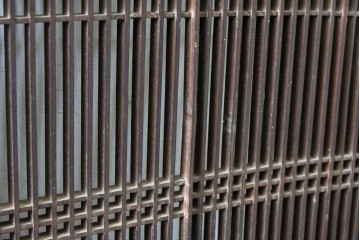 アンティーク建具　明治期　彫刻入り　繊細な格子に彫刻がアクセントになる筬欄間2枚セット　(R-085637)