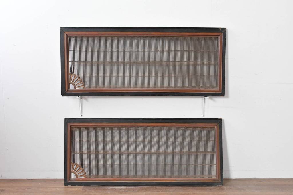 アンティーク建具　明治期　彫刻入り　繊細な格子に彫刻がアクセントになる筬欄間2枚セット　(R-085637)