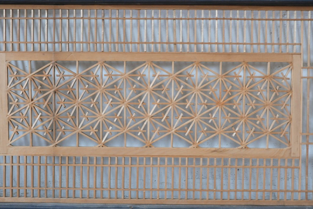 アンティーク建具　昭和初期　上手物‼　組子と透かし彫りが美しい欄間2枚セット　(R-085639)