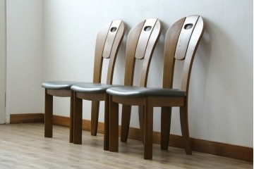中古　美品　希少な廃番品　浜本工芸　オーク材　フェイクレザー　扇形背もたれのモダンなダイニングチェア3脚セット　(R-085641)