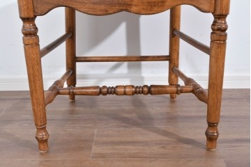 中古　美品　アメリカ　ETHAN ALLEN(イーセンアーレン)　弧を描く背もたれが美しいアンティーク調ダイニングチェア　(R-085643)