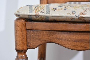 中古　美品　アメリカ　ETHAN ALLEN(イーセンアーレン)　弧を描く背もたれが美しいアンティーク調ダイニングチェア　(R-085643)