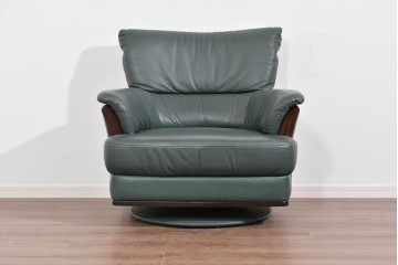 中古　美品　希少な廃番品　カリモク家具(karimoku)　本革　身体を包み込むようなボリューム感が魅力のモダンな回転式パーソナルソファ　定価約20万円相当　(R-085644)