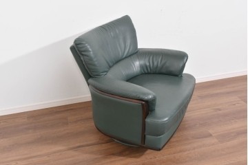 中古　美品　希少な廃番品　カリモク家具(karimoku)　本革　身体を包み込むようなボリューム感が魅力のモダンな回転式パーソナルソファ　定価約20万円相当　(R-085644)