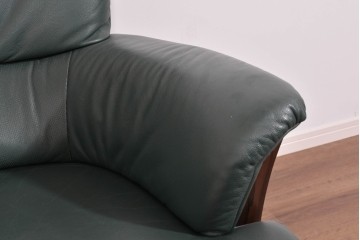 中古　美品　希少な廃番品　カリモク家具(karimoku)　本革　身体を包み込むようなボリューム感が魅力のモダンな回転式パーソナルソファ　定価約20万円相当　(R-085644)