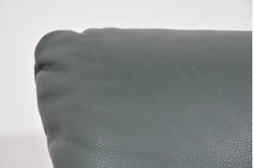 中古　美品　希少な廃番品　カリモク家具(karimoku)　本革　身体を包み込むようなボリューム感が魅力のモダンな回転式パーソナルソファ　定価約20万円相当　(R-085644)