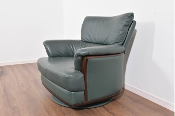 中古　美品　希少な廃番品　カリモク家具(karimoku)　本革　身体を包み込むようなボリューム感が魅力のモダンな回転式パーソナルソファ　定価約20万円相当　(R-085644)