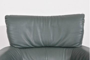 中古　美品　希少な廃番品　カリモク家具(karimoku)　本革　身体を包み込むようなボリューム感が魅力のモダンな回転式パーソナルソファ　定価約20万円相当　(R-085644)