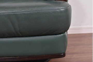 中古　美品　希少な廃番品　カリモク家具(karimoku)　本革　身体を包み込むようなボリューム感が魅力のモダンな回転式パーソナルソファ　定価約20万円相当　(R-085644)