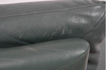 中古　美品　希少な廃番品　カリモク家具(karimoku)　本革　身体を包み込むようなボリューム感が魅力のモダンな回転式パーソナルソファ　定価約20万円相当　(R-085644)