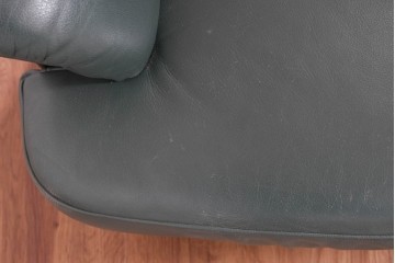 中古　美品　希少な廃番品　カリモク家具(karimoku)　本革　身体を包み込むようなボリューム感が魅力のモダンな回転式パーソナルソファ　定価約20万円相当　(R-085644)