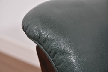 中古　美品　希少な廃番品　カリモク家具(karimoku)　本革　身体を包み込むようなボリューム感が魅力のモダンな回転式パーソナルソファ　定価約20万円相当　(R-085644)