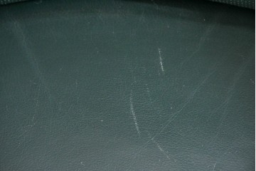 中古　美品　希少な廃番品　カリモク家具(karimoku)　本革　身体を包み込むようなボリューム感が魅力のモダンな回転式パーソナルソファ　定価約20万円相当　(R-085644)