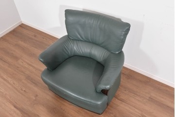 中古　美品　希少な廃番品　カリモク家具(karimoku)　本革　身体を包み込むようなボリューム感が魅力のモダンな回転式パーソナルソファ　定価約20万円相当　(R-085644)