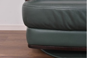 中古　美品　希少な廃番品　カリモク家具(karimoku)　本革　身体を包み込むようなボリューム感が魅力のモダンな回転式パーソナルソファ　定価約20万円相当　(R-085644)