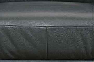 中古　美品　希少な廃番品　カリモク家具(karimoku)　本革　身体を包み込むようなボリューム感が魅力のモダンな回転式パーソナルソファ　定価約20万円相当　(R-085644)