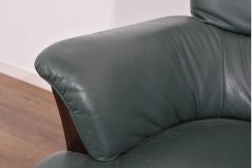 中古　美品　希少な廃番品　カリモク家具(karimoku)　本革　身体を包み込むようなボリューム感が魅力のモダンな回転式パーソナルソファ　定価約20万円相当　(R-085644)