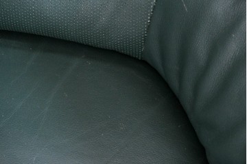 中古　美品　希少な廃番品　カリモク家具(karimoku)　本革　身体を包み込むようなボリューム感が魅力のモダンな回転式パーソナルソファ　定価約20万円相当　(R-085644)