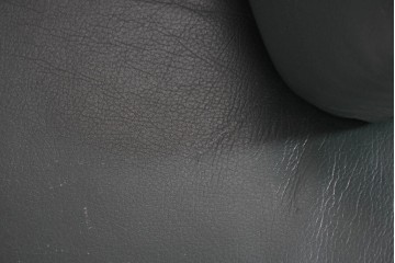 中古　美品　希少な廃番品　カリモク家具(karimoku)　本革　身体を包み込むようなボリューム感が魅力のモダンな回転式パーソナルソファ　定価約20万円相当　(R-085644)