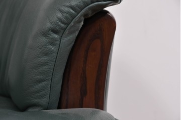 中古　美品　希少な廃番品　カリモク家具(karimoku)　本革　身体を包み込むようなボリューム感が魅力のモダンな回転式パーソナルソファ　定価約20万円相当　(R-085644)