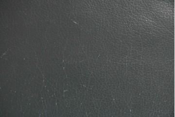 中古　美品　希少な廃番品　カリモク家具(karimoku)　本革　身体を包み込むようなボリューム感が魅力のモダンな回転式パーソナルソファ　定価約20万円相当　(R-085644)