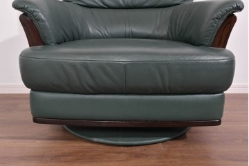 中古　美品　希少な廃番品　カリモク家具(karimoku)　本革　身体を包み込むようなボリューム感が魅力のモダンな回転式パーソナルソファ　定価約20万円相当　(R-085644)