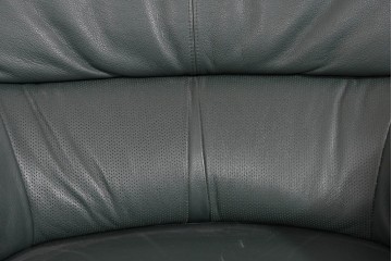 中古　美品　希少な廃番品　カリモク家具(karimoku)　本革　身体を包み込むようなボリューム感が魅力のモダンな回転式パーソナルソファ　定価約20万円相当　(R-085644)