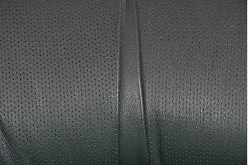 中古　美品　希少な廃番品　カリモク家具(karimoku)　本革　身体を包み込むようなボリューム感が魅力のモダンな回転式パーソナルソファ　定価約20万円相当　(R-085644)