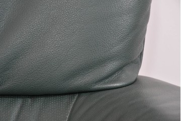 中古　美品　希少な廃番品　カリモク家具(karimoku)　本革　身体を包み込むようなボリューム感が魅力のモダンな回転式パーソナルソファ　定価約20万円相当　(R-085644)