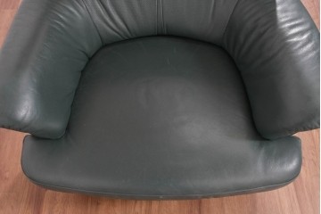 中古　美品　希少な廃番品　カリモク家具(karimoku)　本革　身体を包み込むようなボリューム感が魅力のモダンな回転式パーソナルソファ　定価約20万円相当　(R-085644)