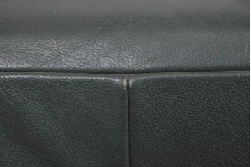 中古　美品　希少な廃番品　カリモク家具(karimoku)　本革　身体を包み込むようなボリューム感が魅力のモダンな回転式パーソナルソファ　定価約20万円相当　(R-085644)