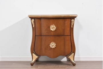 中古　イギリス　高級輸入家具　希少モデル　花をモチーフにしたガラス取っ手が可憐なベッドサイドチェスト　(R-085647)