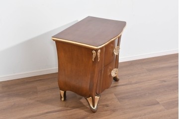 中古　イギリス　高級輸入家具　希少モデル　花をモチーフにしたガラス取っ手が可憐なベッドサイドチェスト　(R-085647)