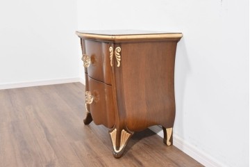 中古　イギリス　高級輸入家具　希少モデル　花をモチーフにしたガラス取っ手が可憐なベッドサイドチェスト　(R-085647)
