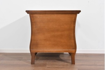 中古　イギリス　高級輸入家具　希少モデル　花をモチーフにしたガラス取っ手が可憐なベッドサイドチェスト　(R-085647)