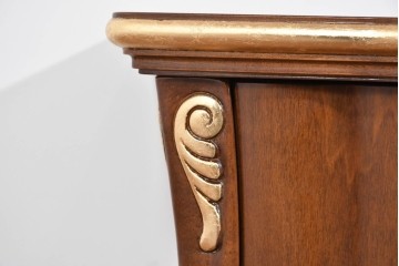 中古　イギリス　高級輸入家具　希少モデル　花をモチーフにしたガラス取っ手が可憐なベッドサイドチェスト　(R-085647)