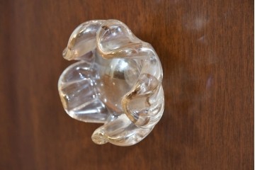 中古　イギリス　高級輸入家具　希少モデル　花をモチーフにしたガラス取っ手が可憐なベッドサイドチェスト　(R-085647)