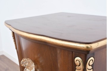 中古　イギリス　高級輸入家具　希少モデル　花をモチーフにしたガラス取っ手が可憐なベッドサイドチェスト　(R-085647)