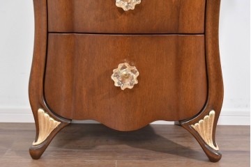 中古　イギリス　高級輸入家具　希少モデル　花をモチーフにしたガラス取っ手が可憐なベッドサイドチェスト　(R-085647)