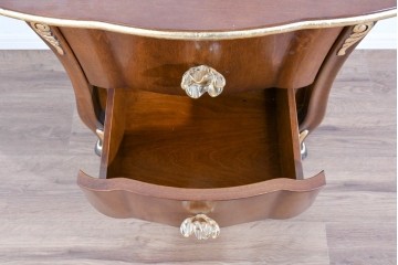 中古　イギリス　高級輸入家具　希少モデル　花をモチーフにしたガラス取っ手が可憐なベッドサイドチェスト　(R-085647)