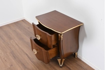 中古　イギリス　高級輸入家具　希少モデル　花をモチーフにしたガラス取っ手が可憐なベッドサイドチェスト　(R-085647)