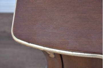 中古　イギリス　高級輸入家具　希少モデル　花をモチーフにしたガラス取っ手が可憐なベッドサイドチェスト　(R-085647)