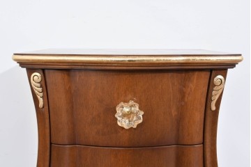 中古　イギリス　高級輸入家具　希少モデル　花をモチーフにしたガラス取っ手が可憐なベッドサイドチェスト　(R-085647)