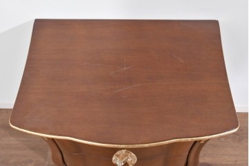 中古　イギリス　高級輸入家具　希少モデル　花をモチーフにしたガラス取っ手が可憐なベッドサイドチェスト　(R-085647)