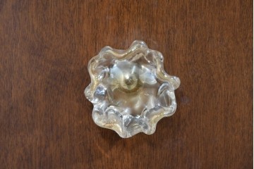 中古　イギリス　高級輸入家具　希少モデル　花をモチーフにしたガラス取っ手が可憐なベッドサイドチェスト　(R-085647)