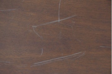 中古　イギリス　高級輸入家具　希少モデル　花をモチーフにしたガラス取っ手が可憐なベッドサイドチェスト　(R-085647)