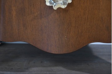 中古　イギリス　高級輸入家具　希少モデル　花をモチーフにしたガラス取っ手が可憐なベッドサイドチェスト　(R-085647)