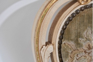 イタリアヴィンテージ　イタリア高級家具　SILIK(シリック)　華やかなロココ調装飾のダイニングチェア3脚　セット定価約124万円相当　(R-085648)