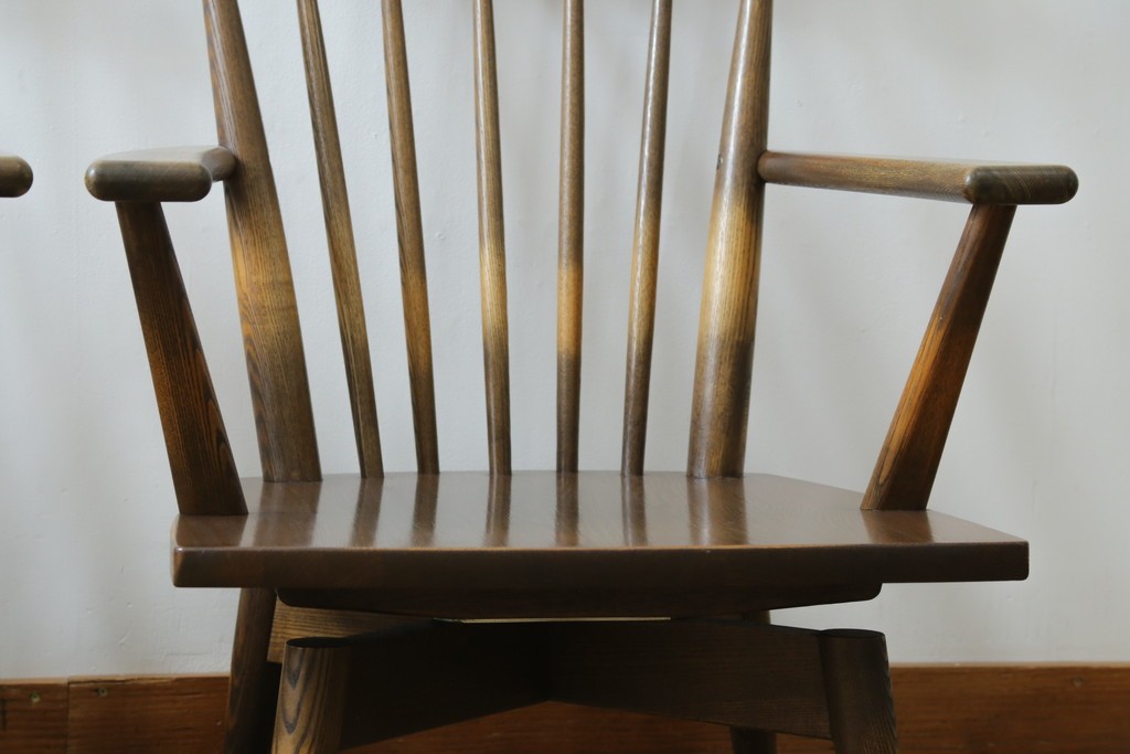 中古　美品　ナガノインテリア　タモ材　ゆったりとした座面フォルムが心地よい回転式ダイニングチェア2脚セット　(R-085651)