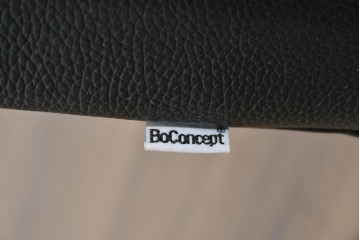 中古　美品　BoConcept(ボーコンセプト)　Hampton(ハンプトン)　プーフ ホイール　左右収納付きのオットマン　定価約43万円相当　(R-085653)
